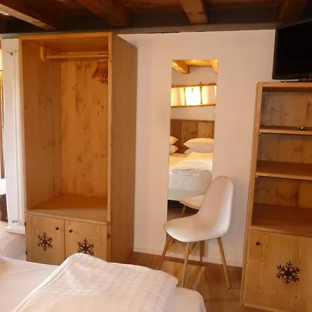 Beb Luca76 Bed & Breakfast Avise