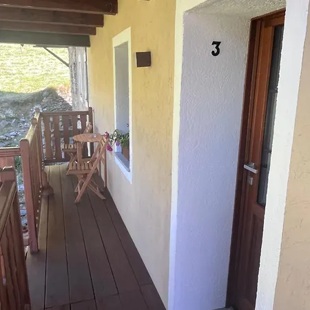 Beb Luca76 Bed & Breakfast Avise