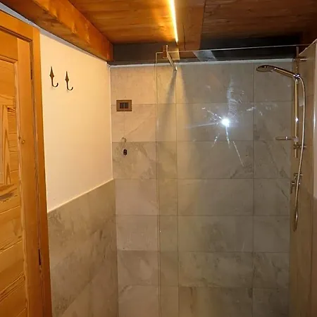 Beb Luca76 Bed & Breakfast Avise
